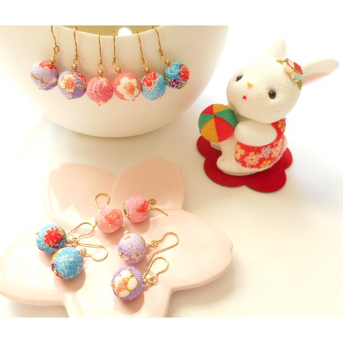 Une paire de boucles d'oreilles japonaises en tissu chirimen, un mélange de tradition et de modernité.
