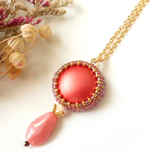 Collier raffiné en verre tchèque rose.