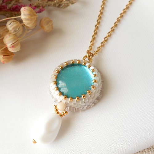 Collier élégance en verre tchèque bleu profond.