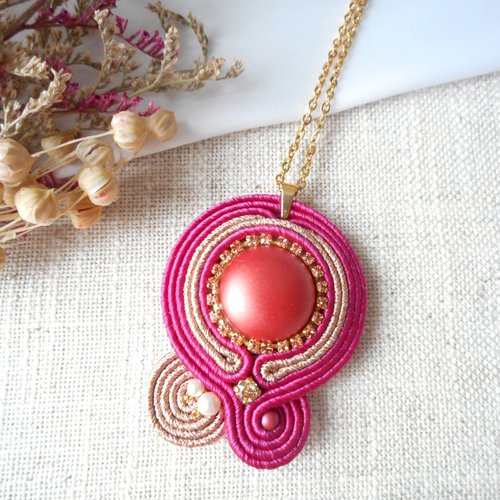Collier avec pendentif en soutache rose et rose doré.