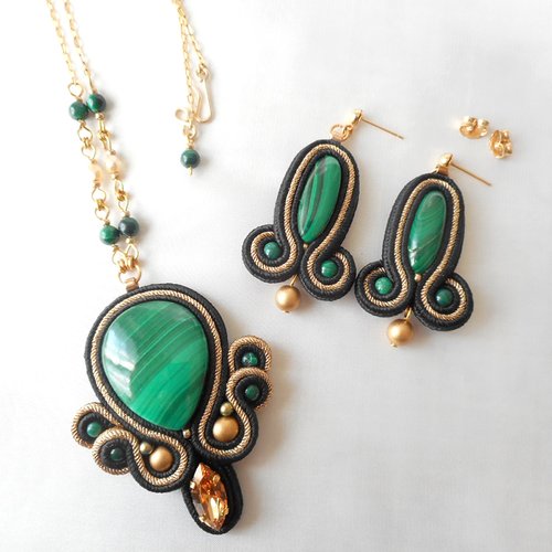 Collier avec pendentif et boucles d'oreilles en malachite.