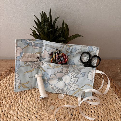 Pochette de rangement pour  accessoires de couture (aiguilles, fil...)à placer dans son sac ou pour partir en voyage