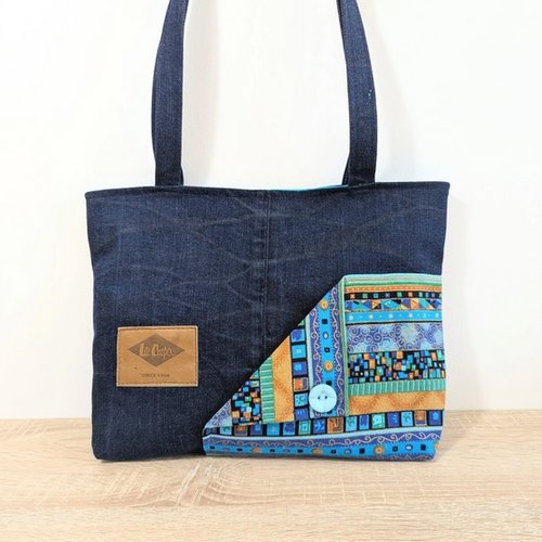 Sac à main en jean porté épaule, pièce unique fait-main en france