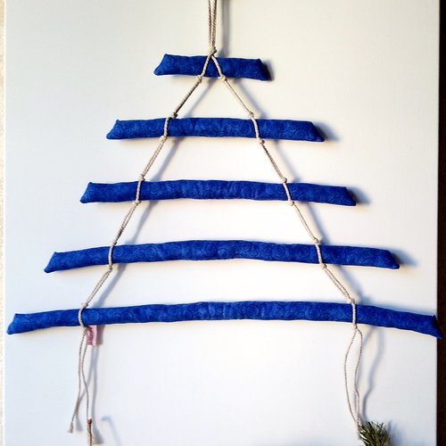 Sapin en tissu imprimé et macramé