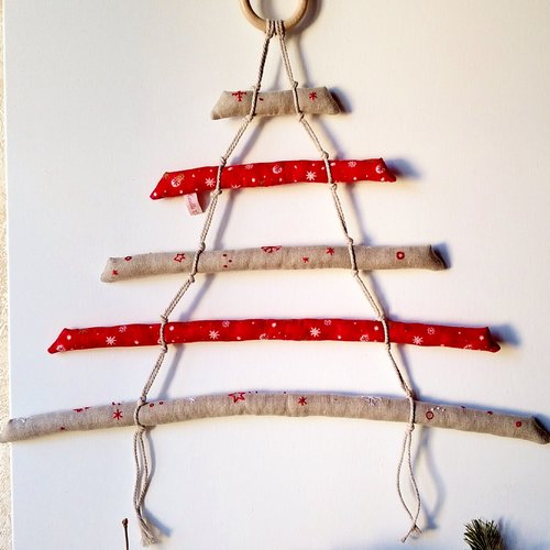Sapin en tissu imprimé et brodé