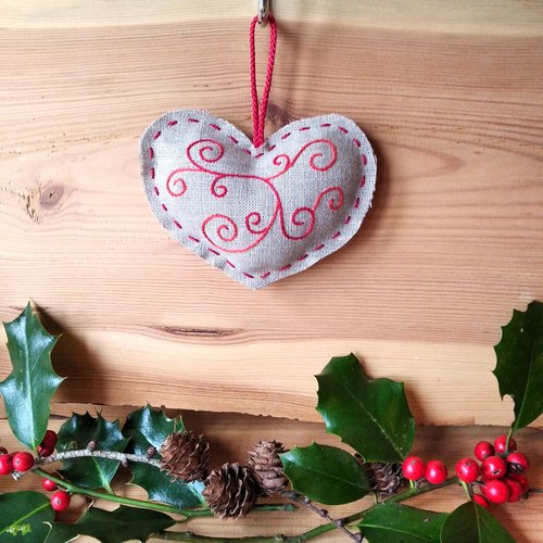 Coeur de noël en lin "arabesques en rouge"