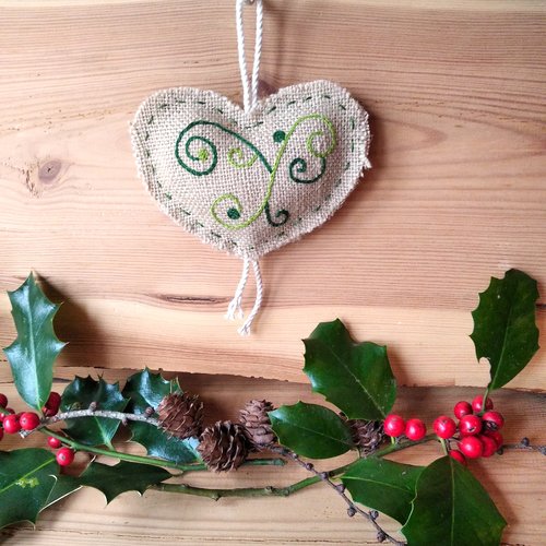 Coeur de noël en toile de jute "arabesques en vert"