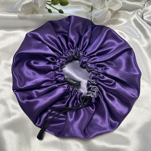 Bonnet de nuit  en satin réversible violet parme avec cordon réglable