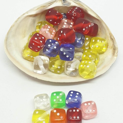 Lot de 37 perles en acryliques en forme de dés