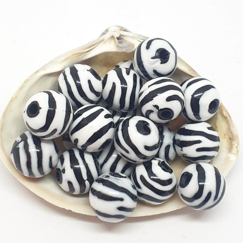 Lot de 22 perles en acryliques zébrées noires et blanches