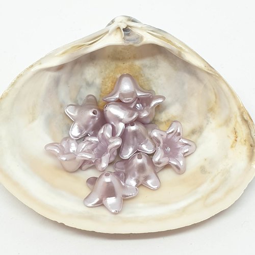 Lot de 10 perles en acryliques en formes de coupelles de fleurs violettes