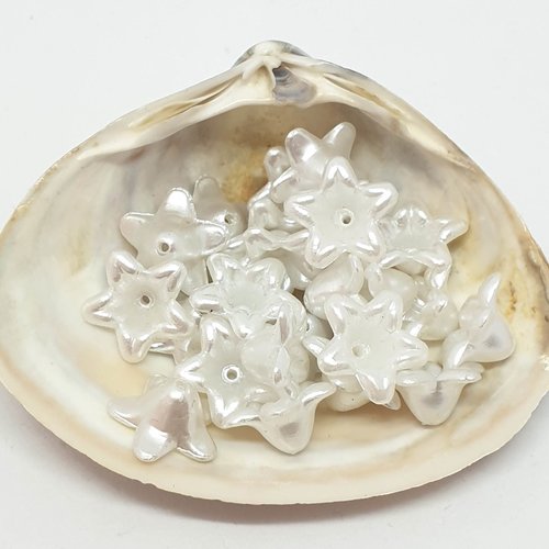 Lot de 12 perles en acryliques en formes de coupelles de fleurs blanches