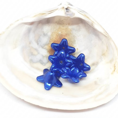 Lot de 5 perles en acryliques en formes de coupelles de fleurs bleus roi