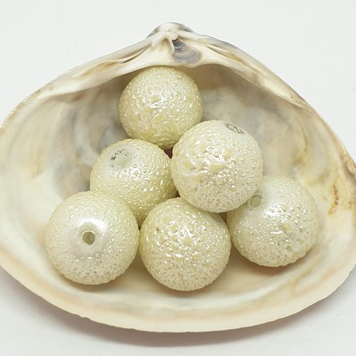 Lot de 7 perles en acryliques granuleuses blancs cassés