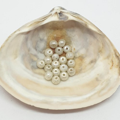 Lot de 18 perles en acryliques granuleuses blancs cassés