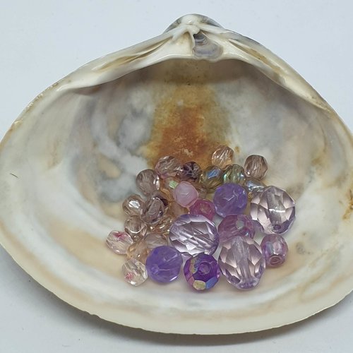 Lot de 30 perles en acryliques à facettes couleurs roses violets