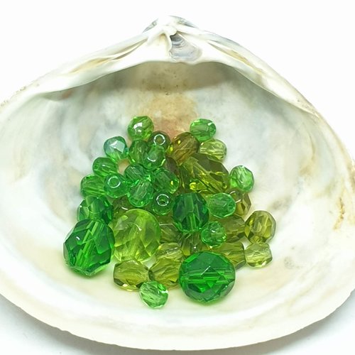 Lot de 41 perles en acryliques à facettes couleurs vertes