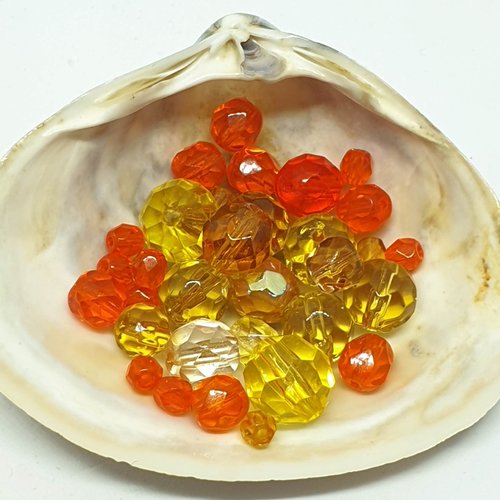 Lot de 33 perles en acryliques à facettes couleurs jaunes oranges