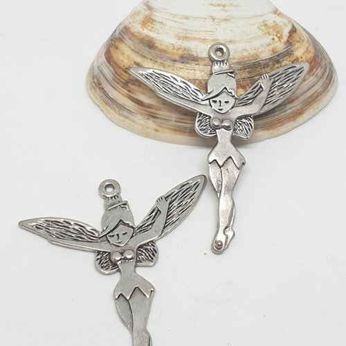 1 pendentif en métal argenté en forme de fée
