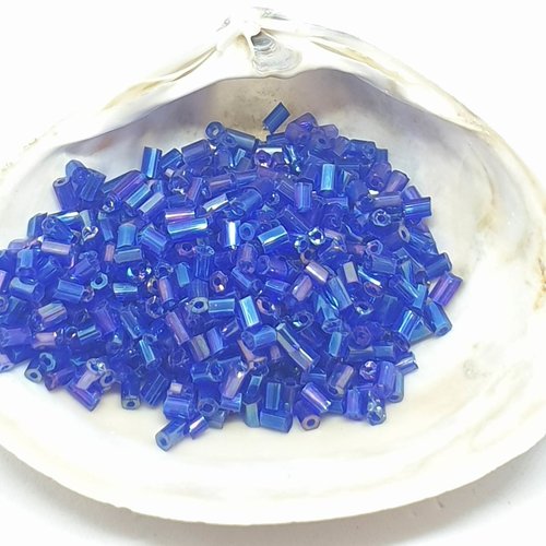 Lot de 10 grammes de perles de rocailles en demi tubes bleus violets irisées