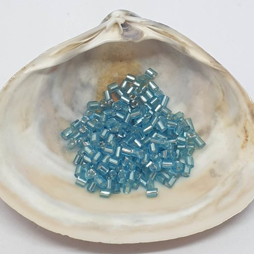 Lot de 3 grammes de perles de rocailles en demi tubes bleus glacées irisées