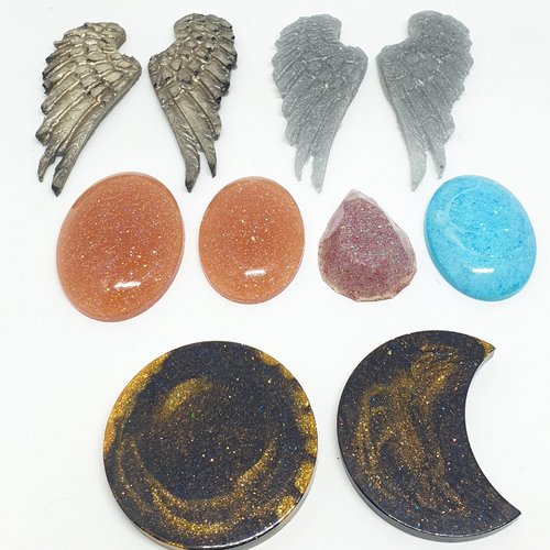 Formes variées en résines dont ailes lune