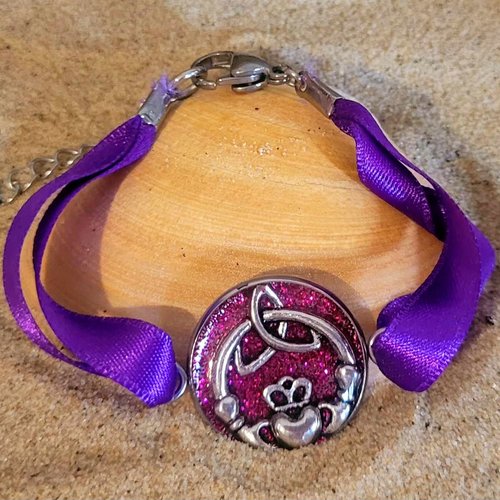 Bracelet en résine et satin violet et noeud celtique
