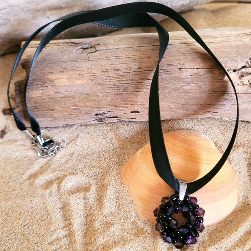 Collier avec pendentif perles toupies cristal violettes