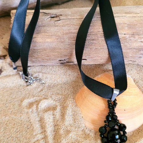 Collier avec joli pendentif perles facettes cristal noir