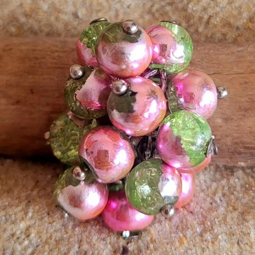 Bague fantaisie réglable grappe de perles vertes et roses