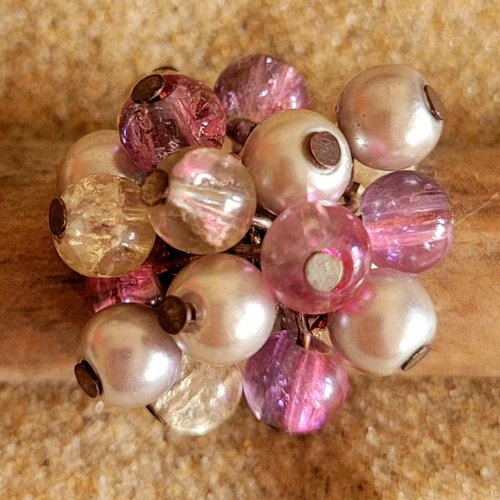 Bague fantaisie réglable grappe de perles grises violettes et roses