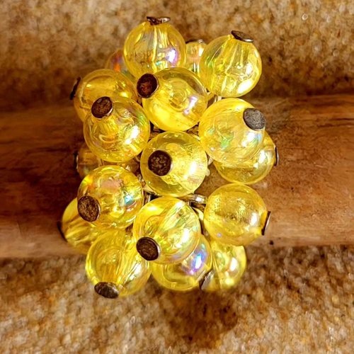 Bague fantaisie réglable grappe de perles jaunes irisées