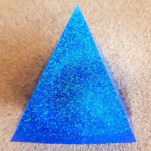 Pyramide en résine turquoise