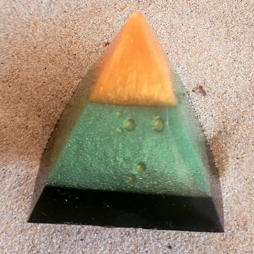 Pyramide en résine noir vert cuivré
