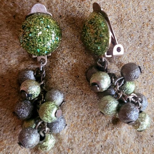 Boucles d'oreilles à clip vert et grappe de perles