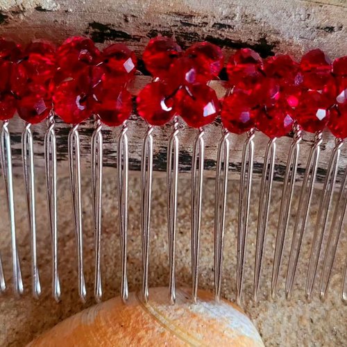 Peigne à cheveux avec des perles facettes rouge foncé