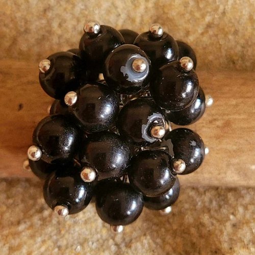 Bague fantaisie réglable grappe de perles noires