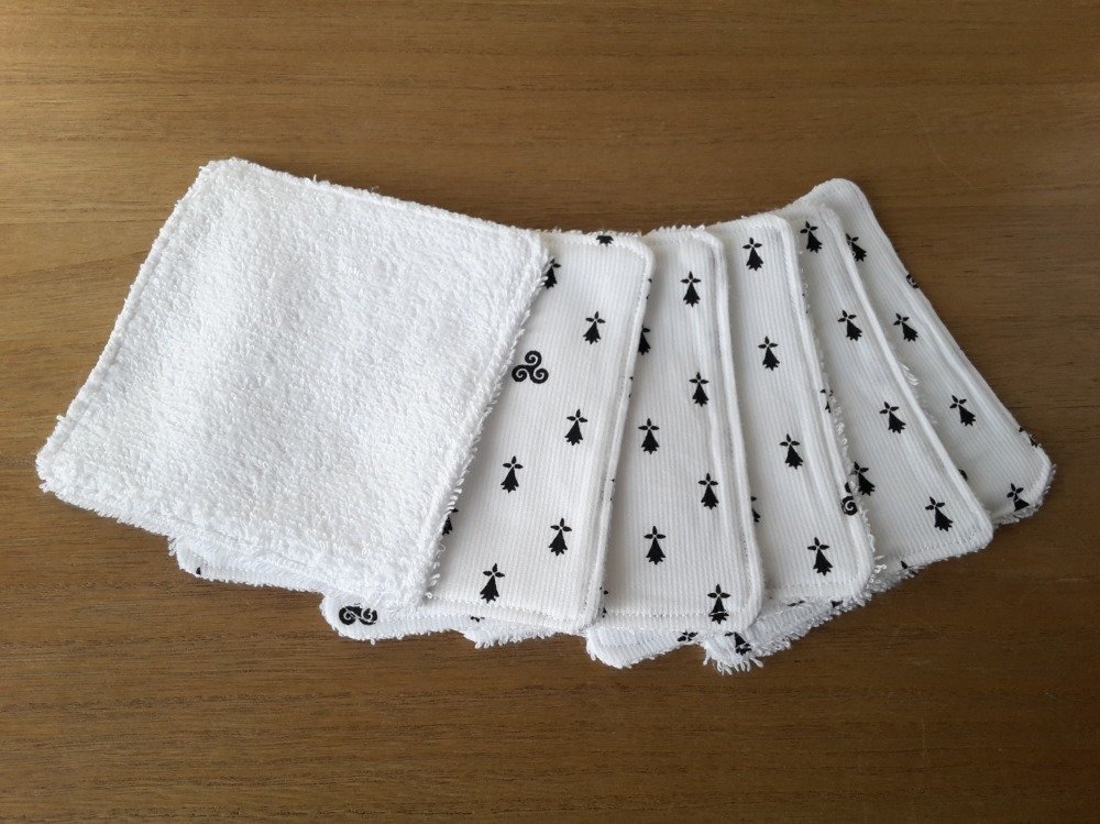avec un sac de rangement style breton aux motifs de fleurs de lys et triskel en tissu éponge bio Lingettes lavables