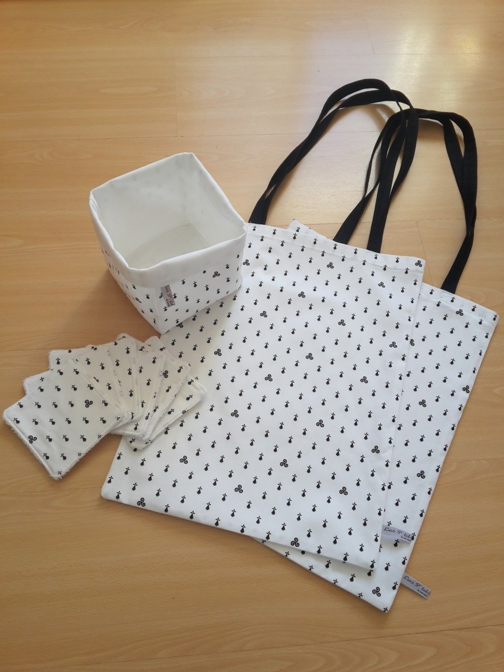 avec un sac de rangement style breton aux motifs de fleurs de lys et triskel en tissu éponge bio Lingettes lavables