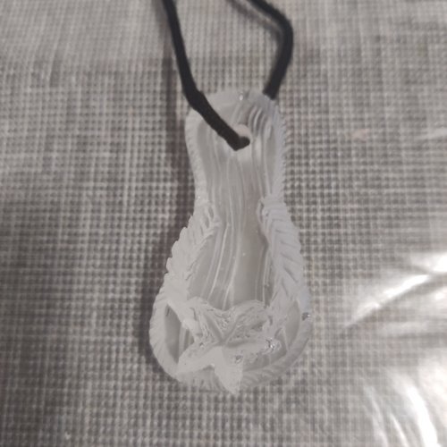 Pendentif tongue