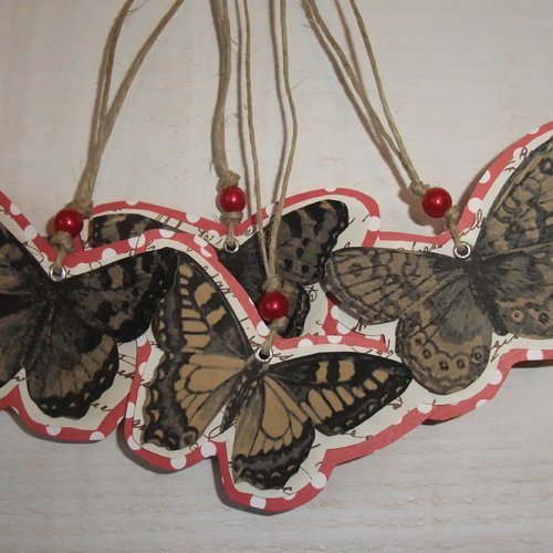 Lot de 4 papillons étiquettes (n°6) fond pois rouge