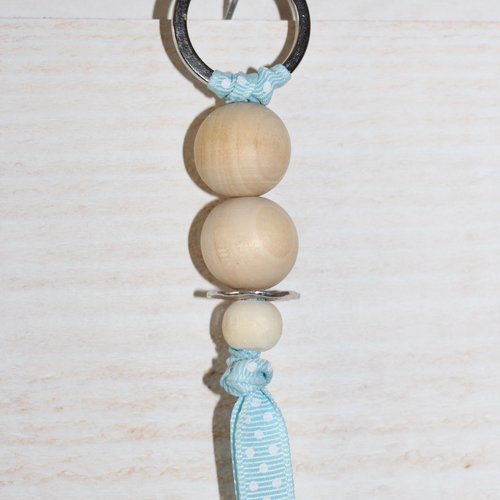 Porte-clés perles bois et rondelle argentée (bleu ciel)