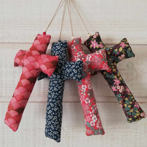 Croix en tissu fleuri
