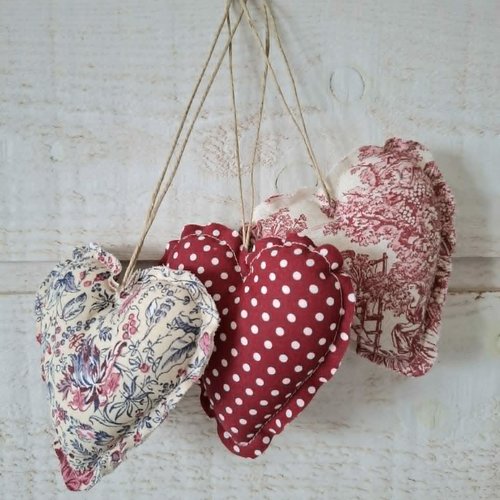 3 petits coeurs rouges