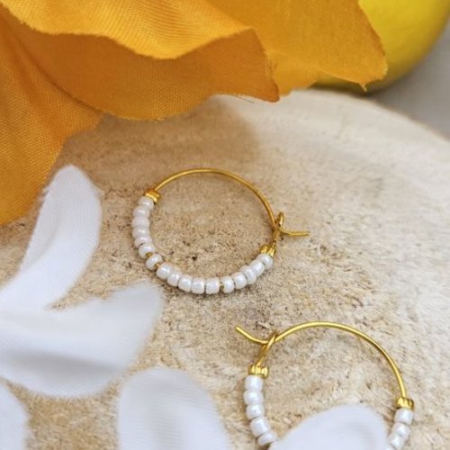 Créoles dorées & perles blanches. pièce unique – création artisanale