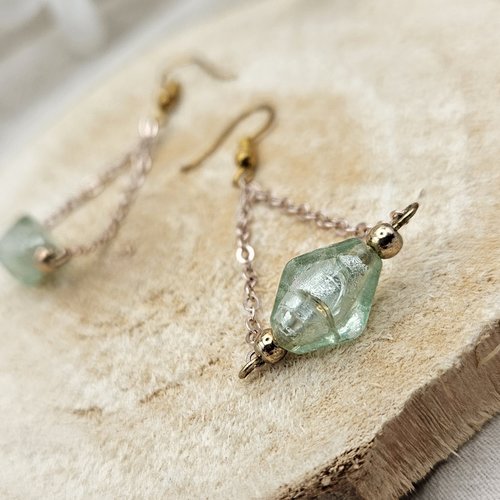 Boucles d’oreilles vert d’eau – création pièce unique – perles de seconde vie – bijou léger et poétique