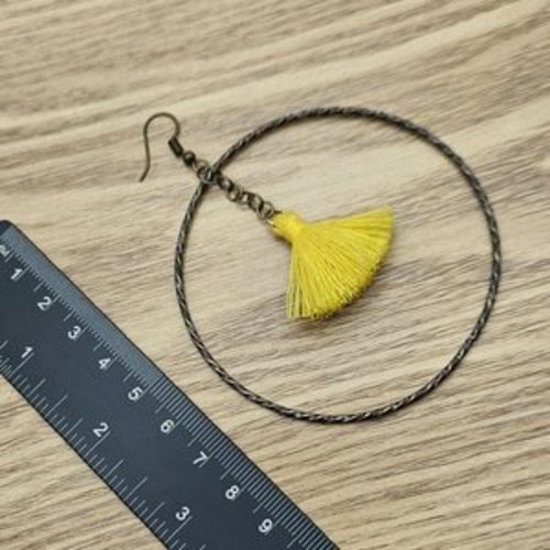 Boucles d’oreilles créoles bohèmes jaunes – pompons lumineux et bijoux upcyclés