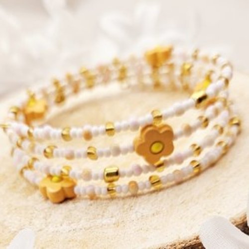 Bracelet mémoire de forme fleuri – perles blanches, dorées et fleurs jaunes