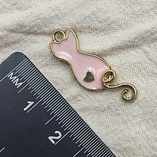 Pendentif chat de dos émaillé – rose