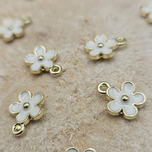Breloque fleur blanche – alliage doré